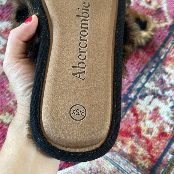 Abercrombie & Fitch Leopard Furry Slippers Size 6/7 - Picture 5 of 6